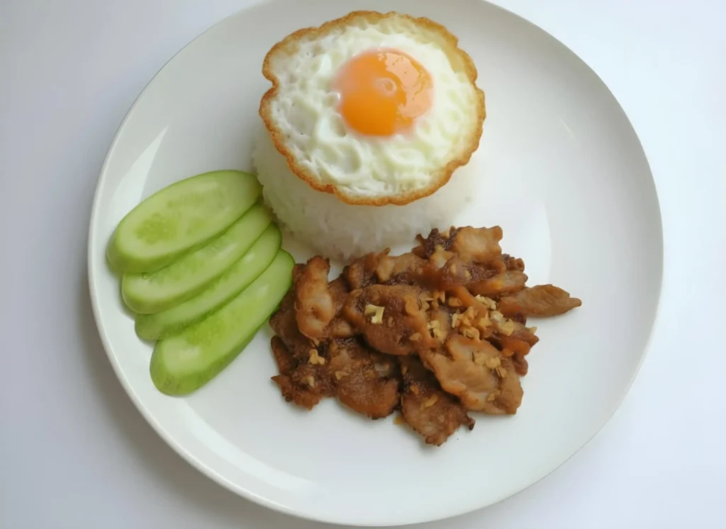 ข้าวหมูทอดกระเทียมไข่ดาว 1 Khao Mu Thot Krathiam Khaidao (Web H)
