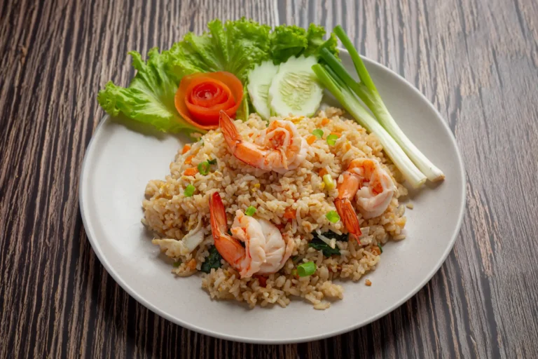 american-shrimp-fried-rice-served-with-chili-fish-sauce-thai-food (Web H)