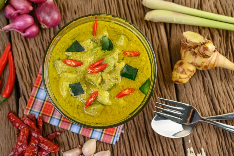 green-curry-bowl-with-fork-spoon-wooden-table (Web H)
