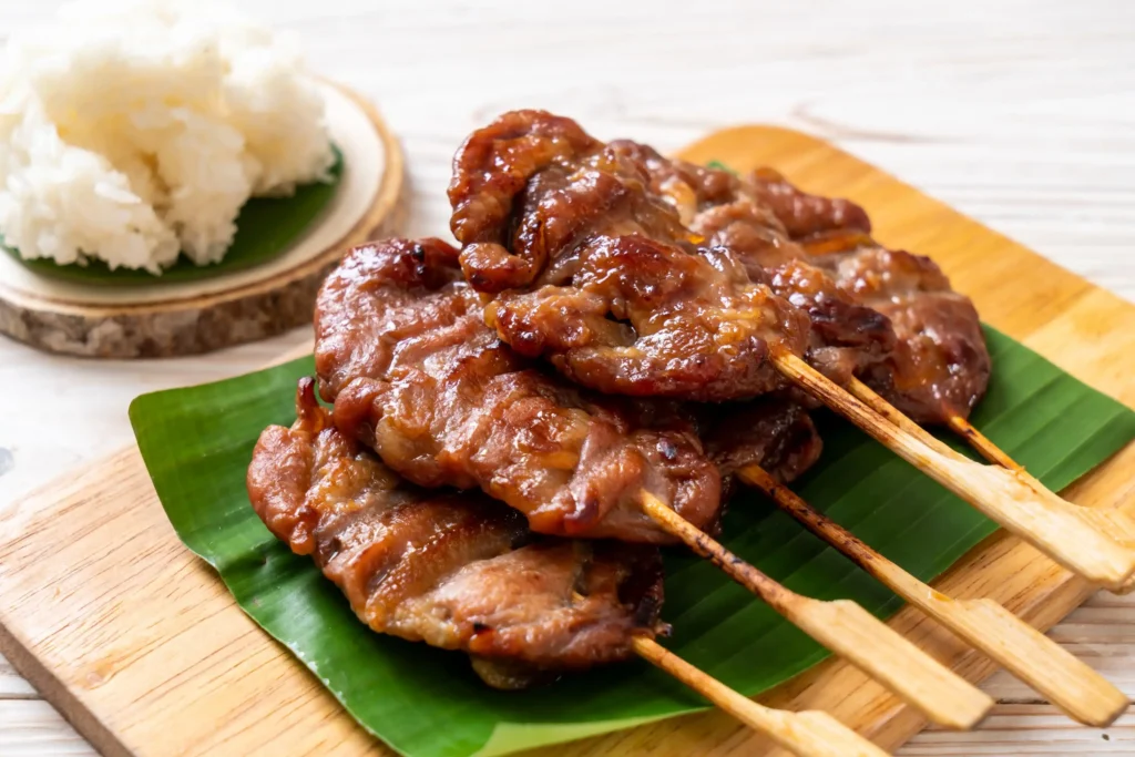 หมูปิ้ง 1 grilled-skewered-milk-pork-with-white-sticky-rice (Web H)