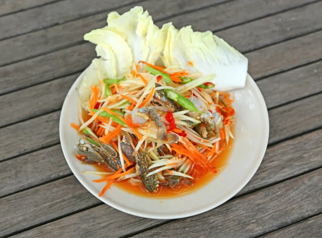ตำไทยปู 1 papaya-salad-with-horse-crab-plate-against-wood-table (Web H)