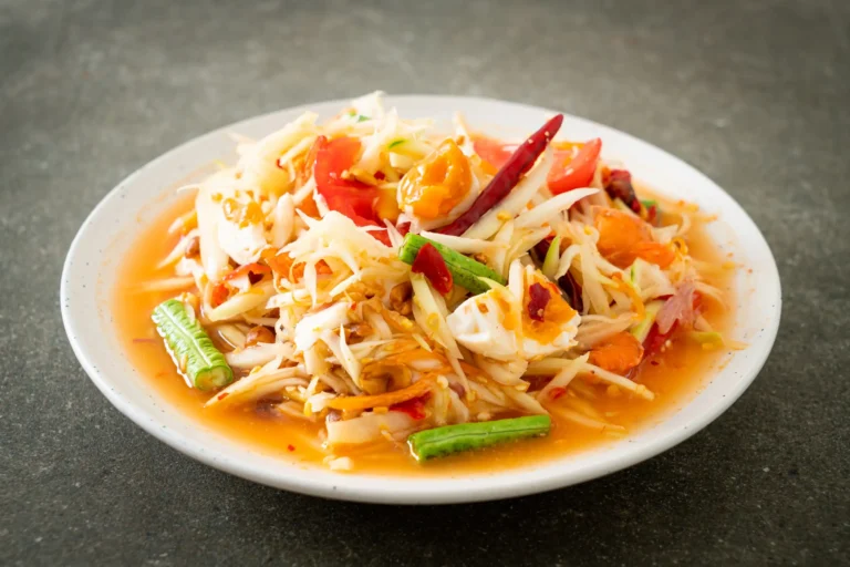 som-tum-thai-spicy-green-papaya-salad-with-salty-eggs-asian-food-style (Web H)