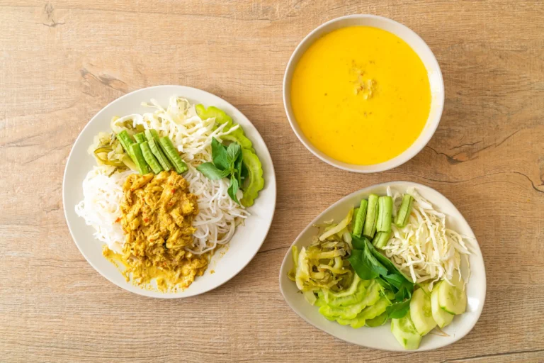 thai-rice-noodles-with-crab-curry-variety-vegetables-thai-local-southern-food (Web H)