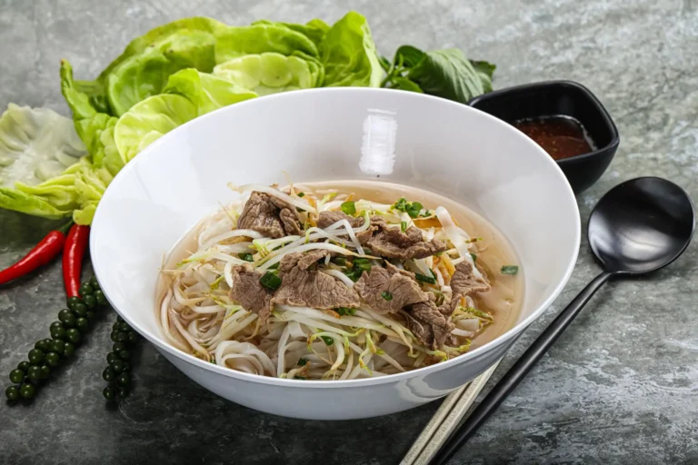 vietnamese-traditional-soup-pho-bo-with-beef (Web H)